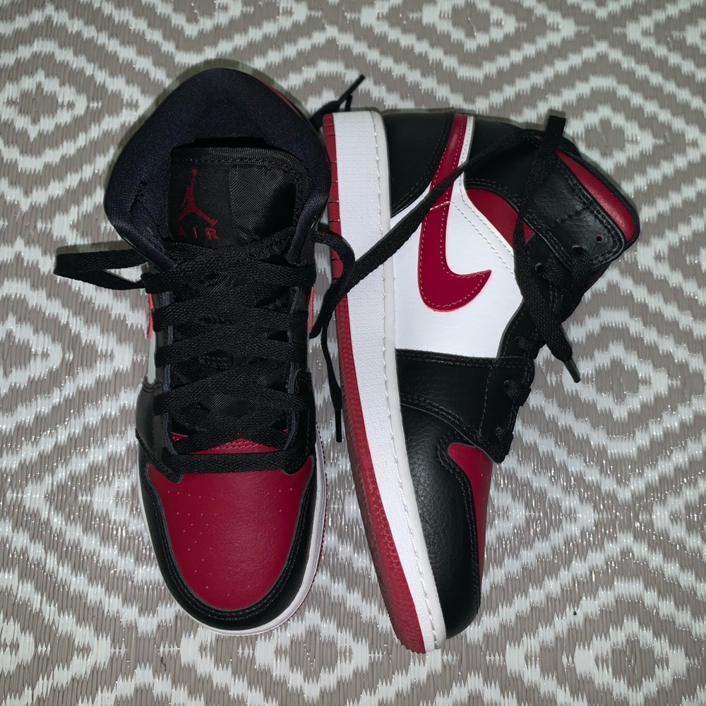 Mid Jordan 1s